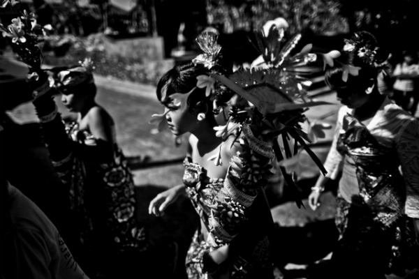 Ubud Bali - A young girl carries a ‘sajen’