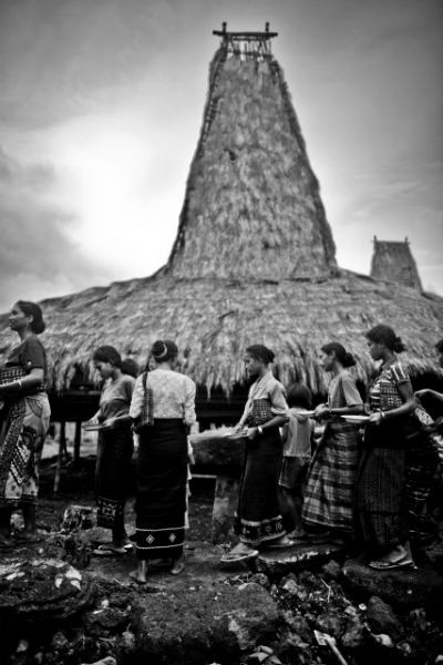 Kodi, Sumba. Women queue to lay offerings