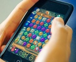 The Best Apps & Games to Pass Time on Flights