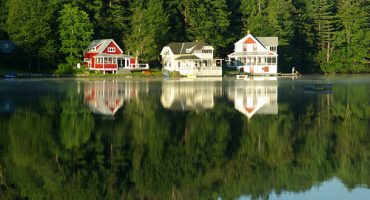 10 Picturesque Lake Houses Around the World