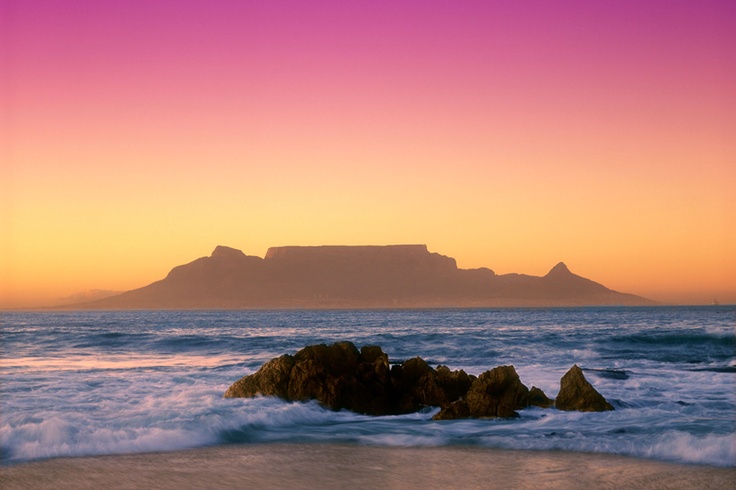A3CD3P table mountain at sunrise from bloubergstrand cape town south africa